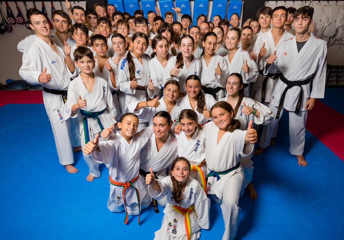 Jóvenes karatecas del Fitness Gasteiz se suman a la campaña en favor del respeto en el deporte alavés.