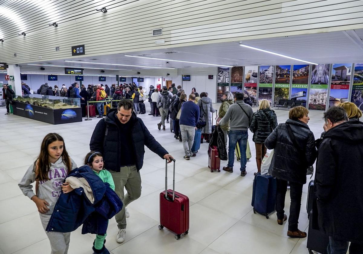 Un grupo de pasajeros hace cola para acceder a las puertas de embarque del aeropuerto