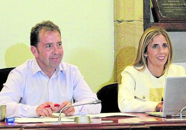 Juan Carlos Abascal y Beatriz Gámiz en el pasado pleno.