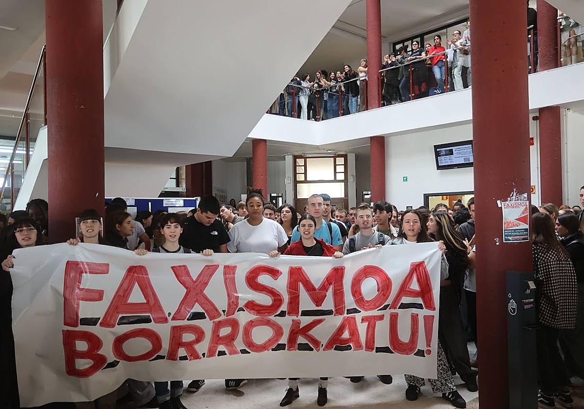 Protesta del alumnado contra la presencia del profesor en la Universidad, el pasado lunes.