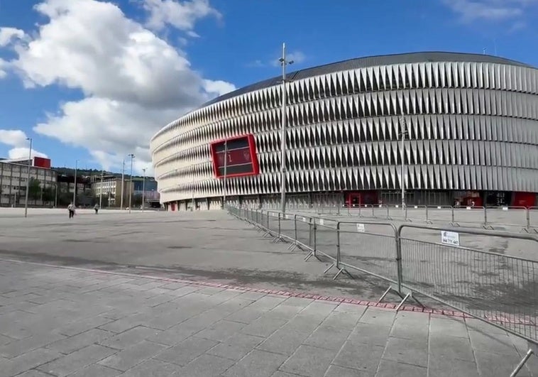 Las vallas ya han sido colocadas en la explanada del estadio.