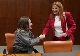 La consejera María Jesús San José, con una representante de EH Bildu, en el Parlamento vasco.