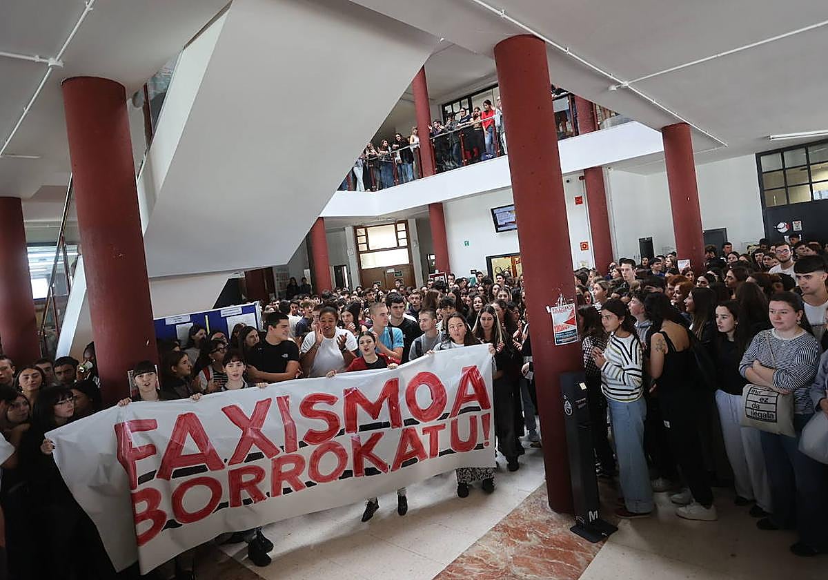 Protesta estudiantil contra la presencia del profesor en la Facultad de Derecho.