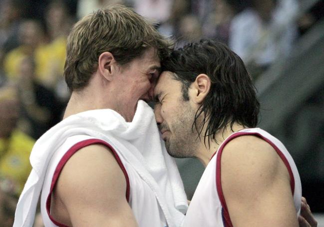 Scola y Splitter emocionados tras la victoria en semifinales de la Final Four de Moscú 2005.