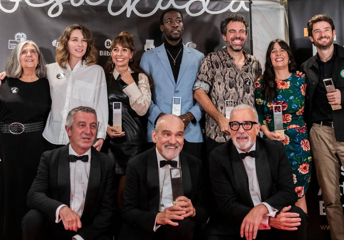 Foto de familia de los premiados.