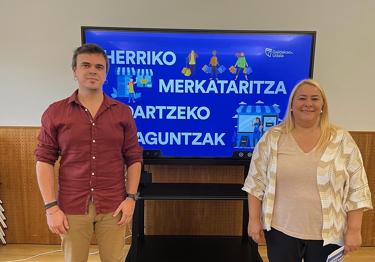 El alcalde, Iñigo Hernando, y la concejala de Fomento Económico, Monika Bailon.