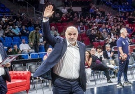 El Buesa Arena aclama a Pablo Laso en su estreno en el banquillo local