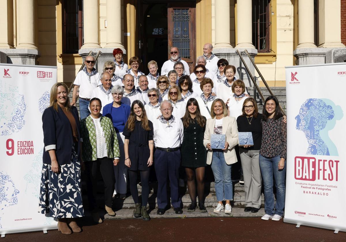 Representantes institucionales junto a componentes del grupo Laguntasuna, en el acto de presentación de la novena edición del festival.