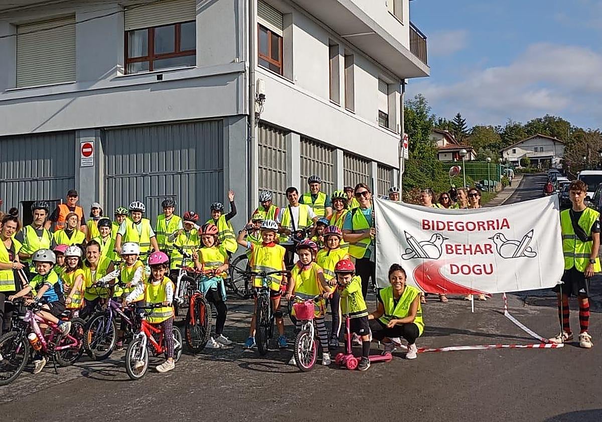 Familias del AMPA de la escuela Urretxindorra de Muxika aprovecharon la semana de la movilidad para reivindicar la creación de un bidegorri hasta Gernika.