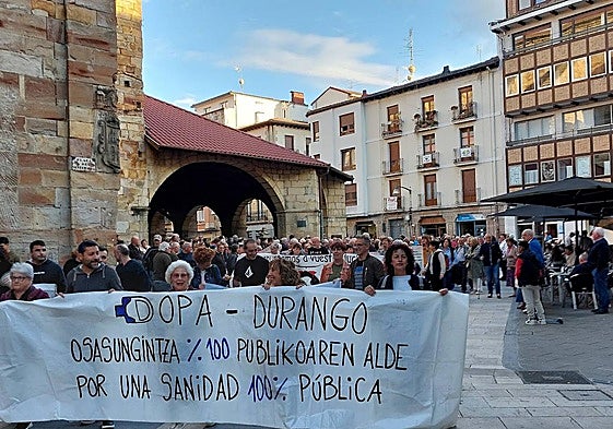 Una concentración masiva con residentes de los pueblos recorrió las calles de Durango, en defensa de una sanidad pública digna.