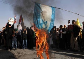 Iraníes queman en Teherán una bandera de Israel.