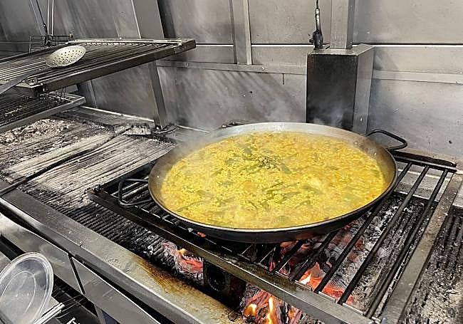 Paella de pollo y verduras a la brasa.