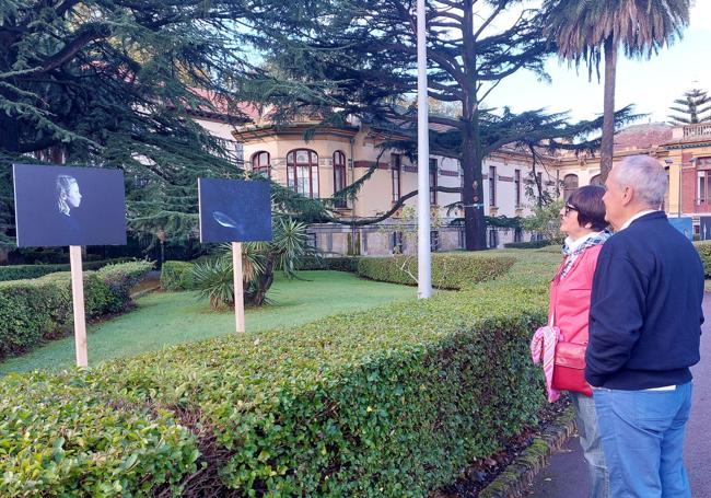 Dos vecinos contemplando varias de las imágenes colocadas en el jardín del conservatorio.