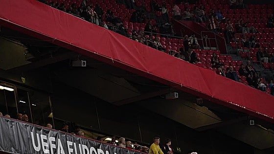 El Athletic quita las etiquetas de los botellines de agua para cumplir las normas UEFA
