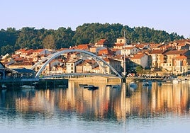 El puente y el casco viejo, encaramado en una colina, son dos de los puntos más conocidos de Plentzia.