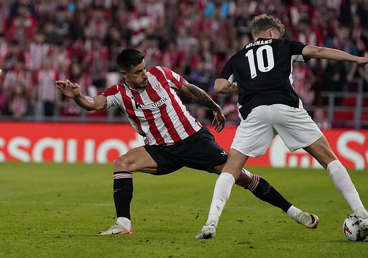 Yuri realiza una entrada a un rival del AZ.