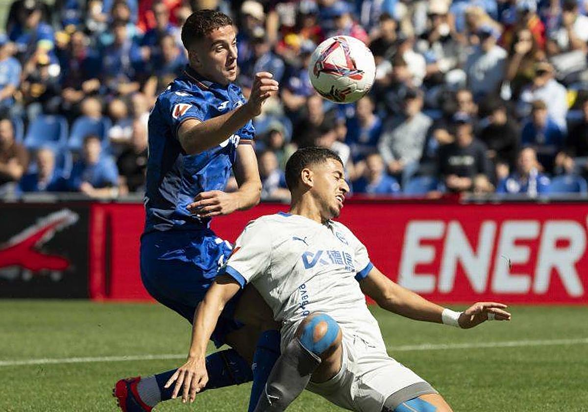Abqar sufre la entradade Bertug en el partido ante el Getafe.