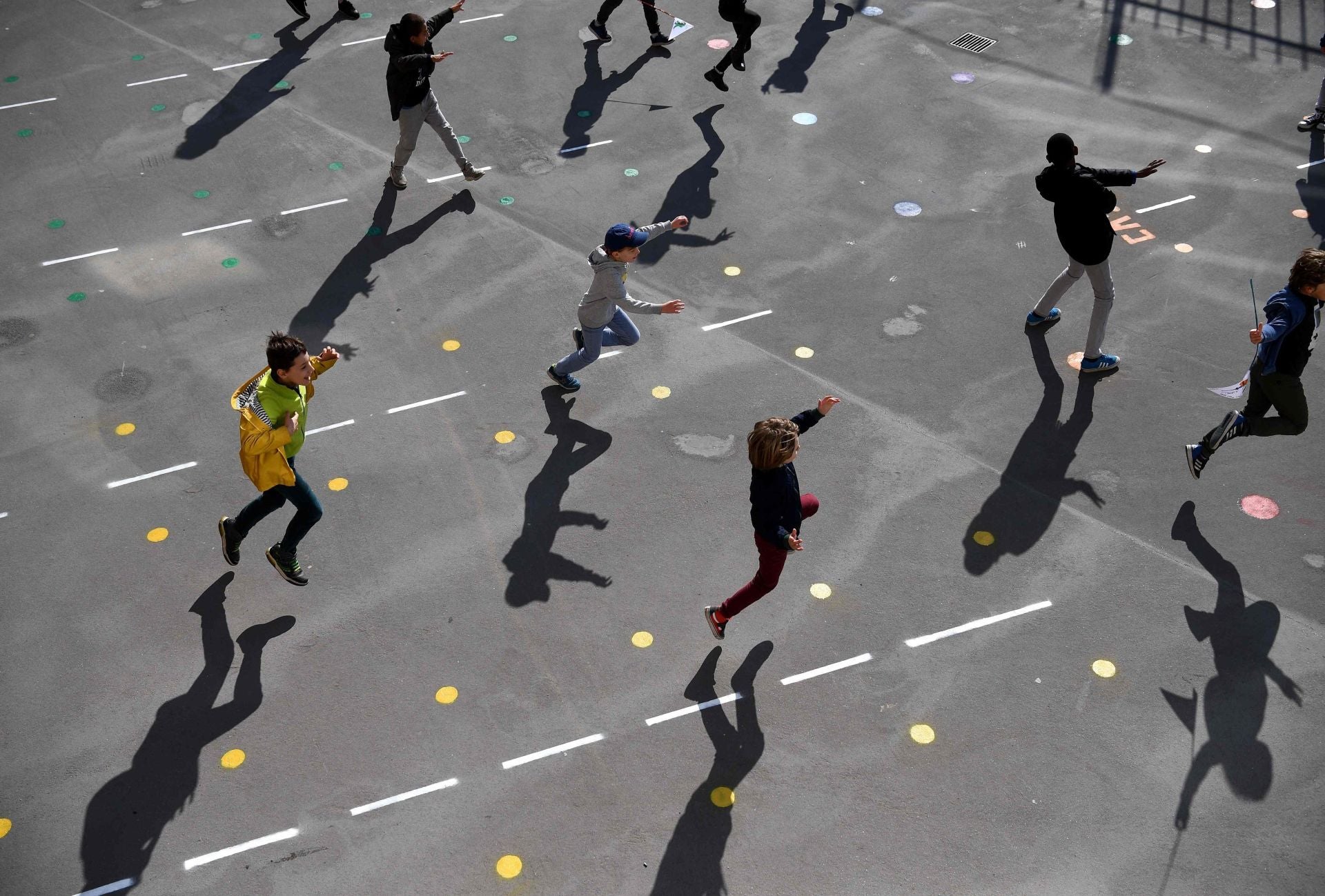 Alumnos juegan en un patio escolar.