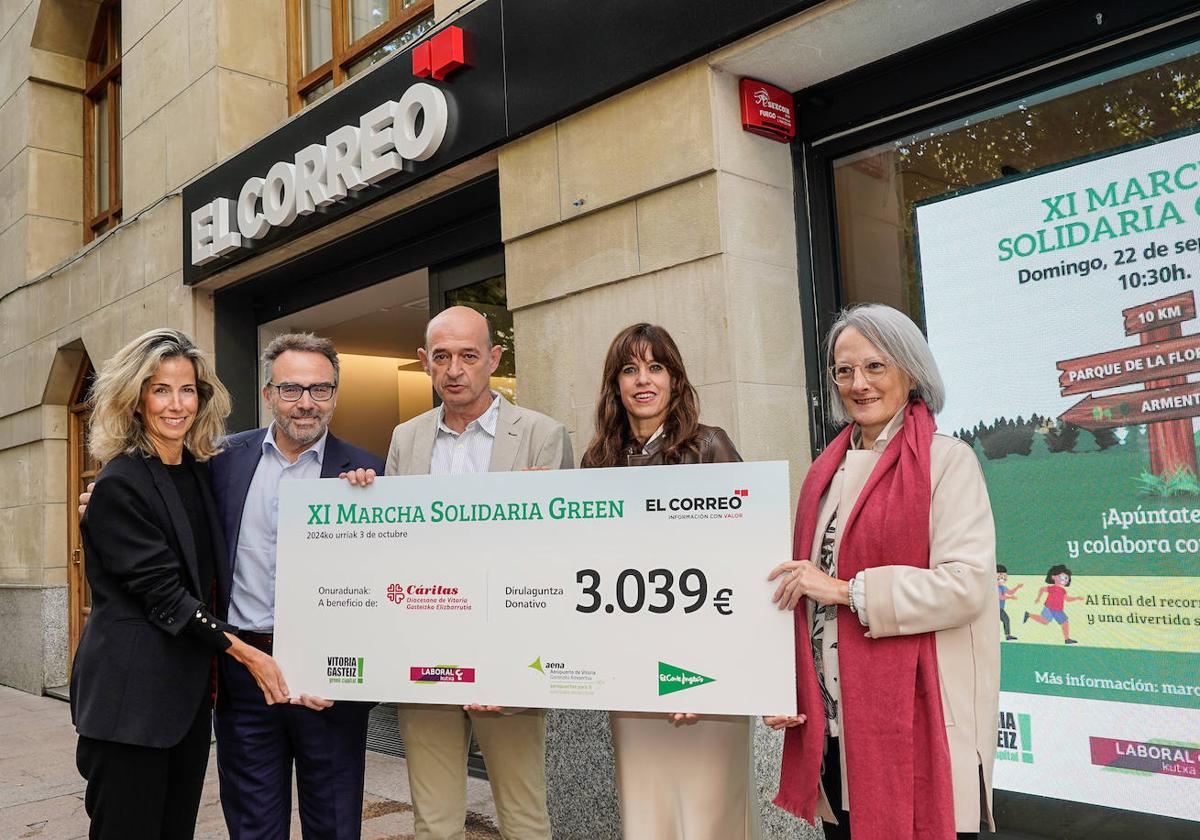 Zuriñe Ortiz de Latierro, directora del periódico en Álava; Carmelo Lezana, de El Corte Inglés; Luis Daniel Bernal, de Laboral Kutxa; la alcaldesa Maider Etxebarria y Maite Sebal, de Cáritas.