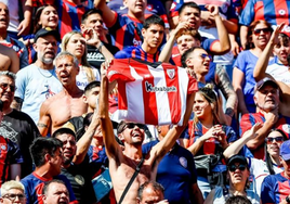 La camiseta del Athletic se cuela en la grada del estadio del San Lorenzo para apoyar a Iker Muniain