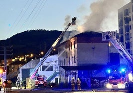 Aparatoso incendio en un antiguo edificio de oficinas en Burtzeña