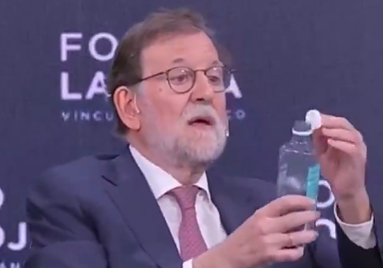 La comentada crítica de Mariano Rajoy a los nuevos tapones de las botellas de plástico: «Empecé a beber y me puse hecho un circo»