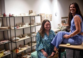 Dos amigas abogadas abren en Bilbao una tienda de decoración en la que recibir clases de cerámica.