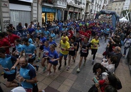 La Carrera de Empresas de Vitoria ha congregado a más de 800 trabajadores de hasta 85 empresas alavesas.