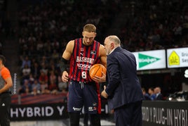 Sedekerskis habla con Laso durante el partido.