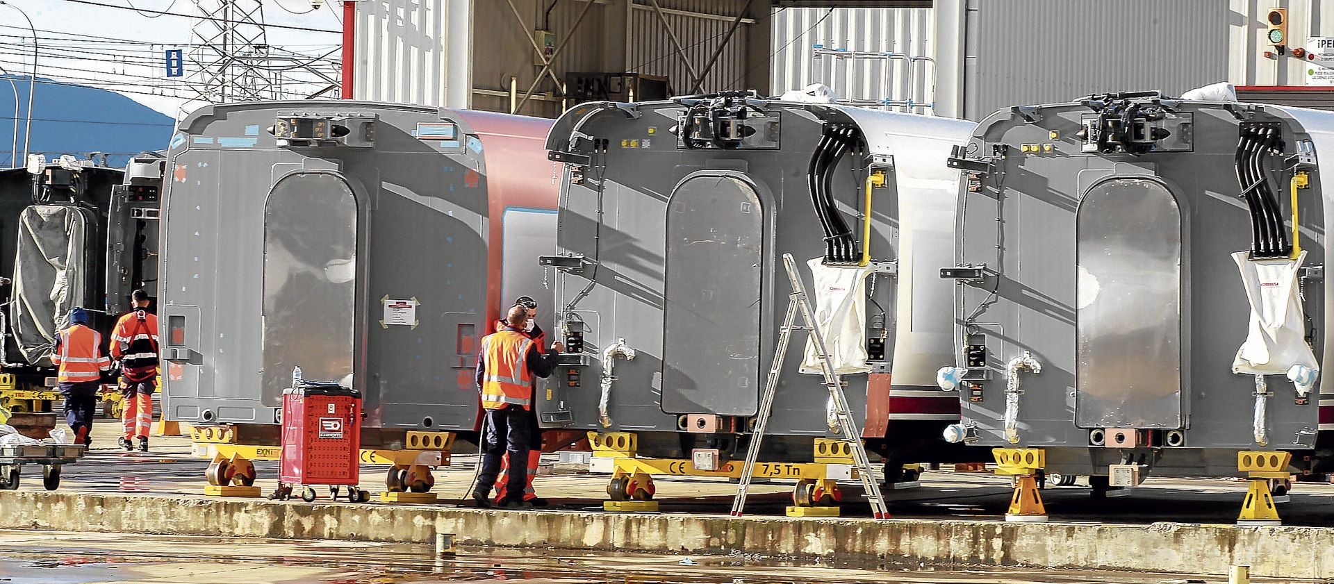 Operarios de Talgo trabajan en la planta que la compañía tiene en la localidad alavesa de Rivabellosa.