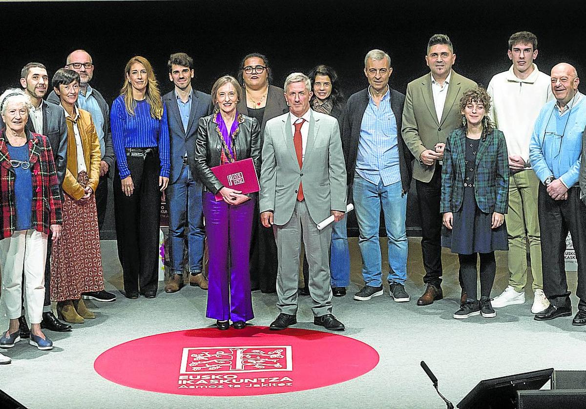 «Satisfechos». Algunos de los participantes en la última jornada del congreso acompañan a la presidenta de Eusko Ikaskuntza, Ana Urkiza, y su homólogo en el foro, Patxi Juaristi.