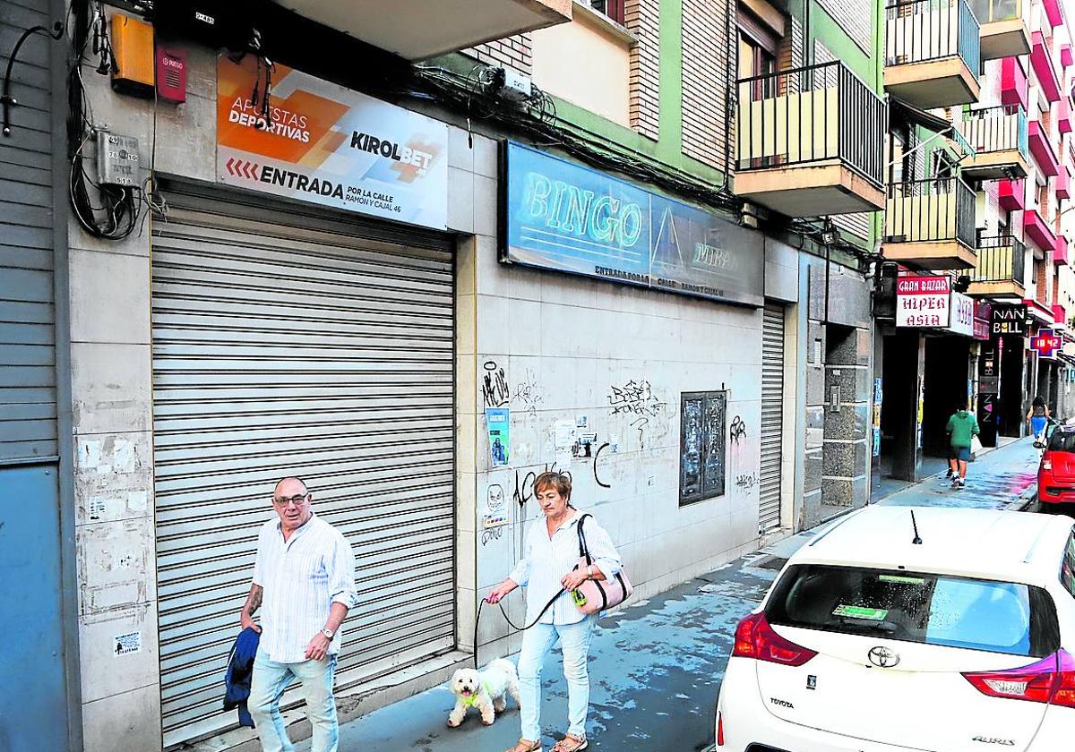 Acceso al local desde la calle Arenal.