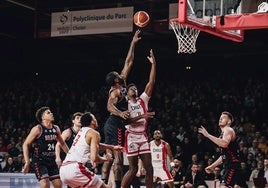 Marvin Jones busca la canasta del Cholet Basket.