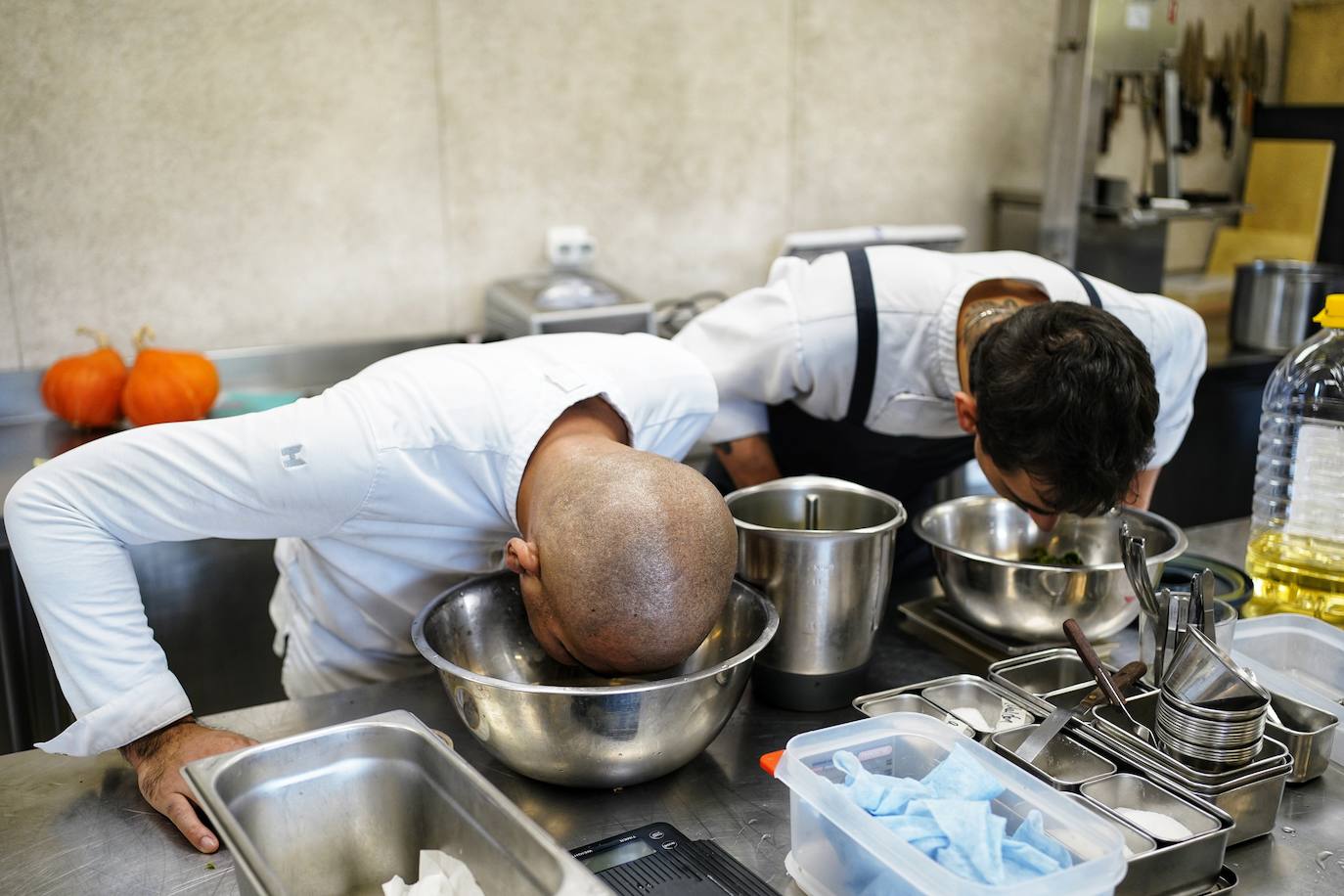 Concentración. Tetsuro Maeda y uno de sus cocineros aspiran el aroma de dos preparaciones con albahaca (en aceite y en agua).