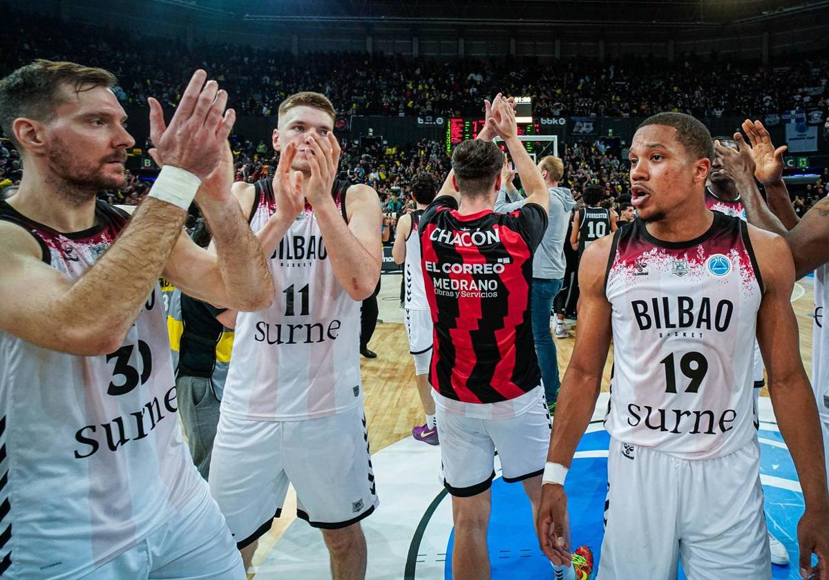 Los jugadores del Bilbao Basket saludan al final del encuentro.