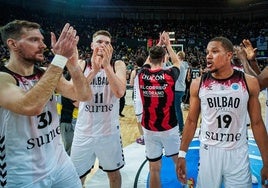 Los jugadores del Bilbao Basket saludan al final del encuentro.