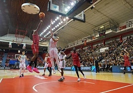 Los hombres de negro se vistieron de rojo en su regreso a La Casilla.