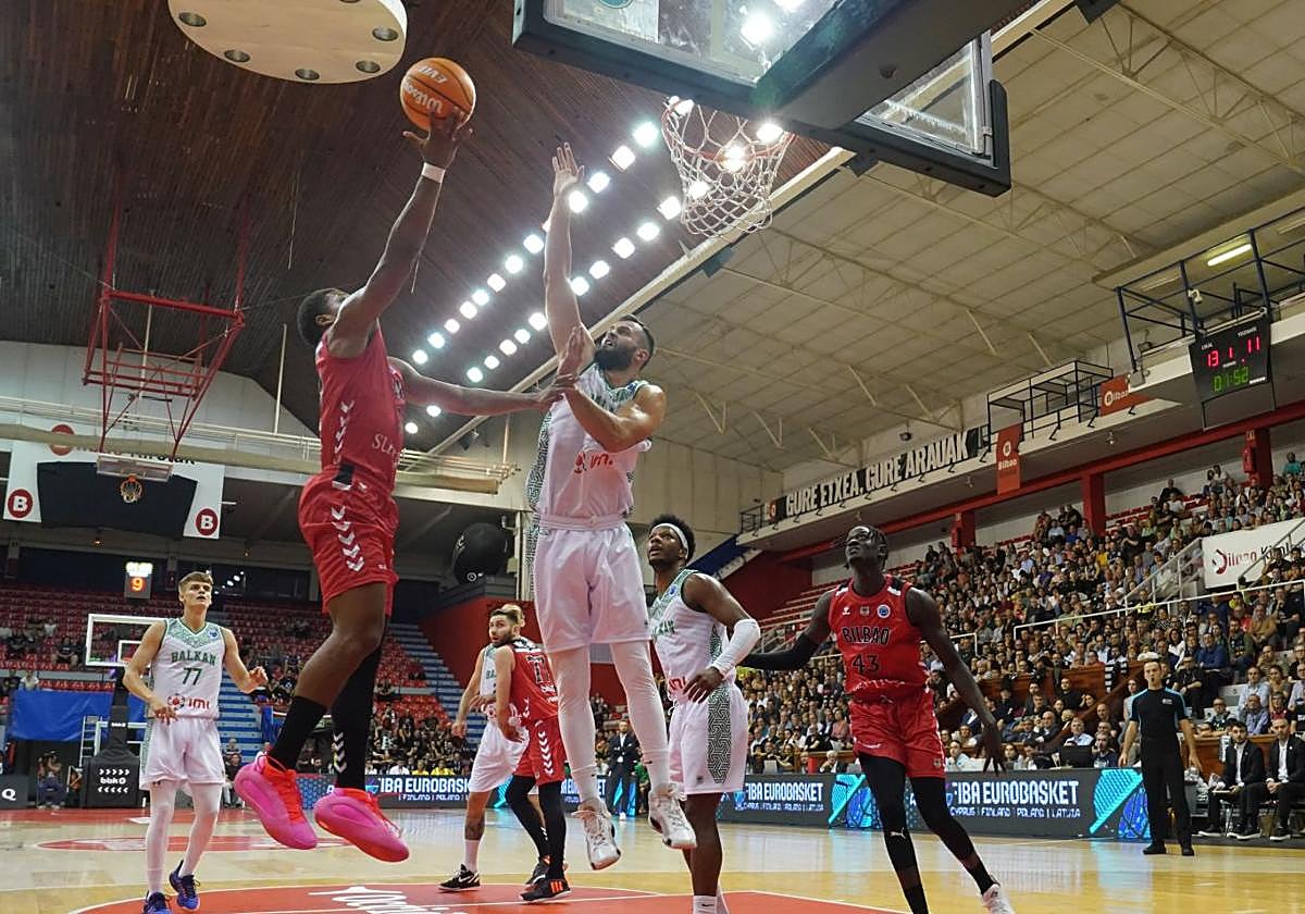 Los hombres de negro se vistieron de rojo en su regreso a La Casilla.