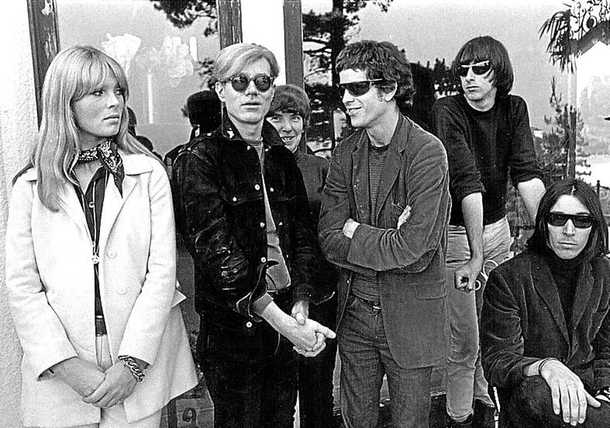 Imagen principal - 1- Nico, Warhol, Tucker, Lou Reed, Morrison y Cale en una imagen de la Velvet Underground en Hollywood (1966). 2- Cartel de producció audiovisual de la Factory, en las que «Paul cargaba la máquina, Andy enfocaba y Gerard grababa». 3- Andy Warhol y otros miembros de la Fábrica, fotografiados por Cecil Beaton en los años 70.