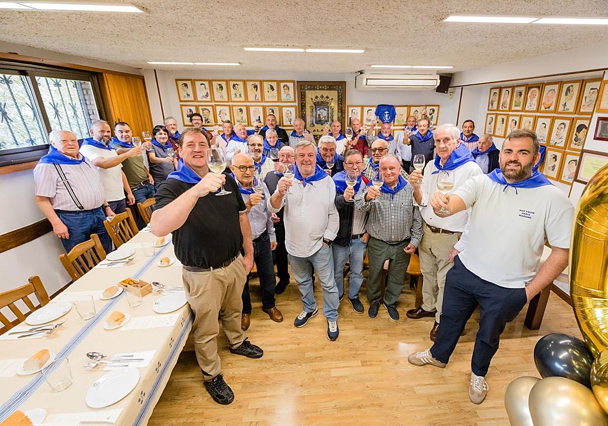 Los miembros de la sociedad gastronómica, junto a los Celedones Iñaki Landa, Gorka Ortiz de Urbina e Iñaki Kerejazu en su 50 aniversario.
