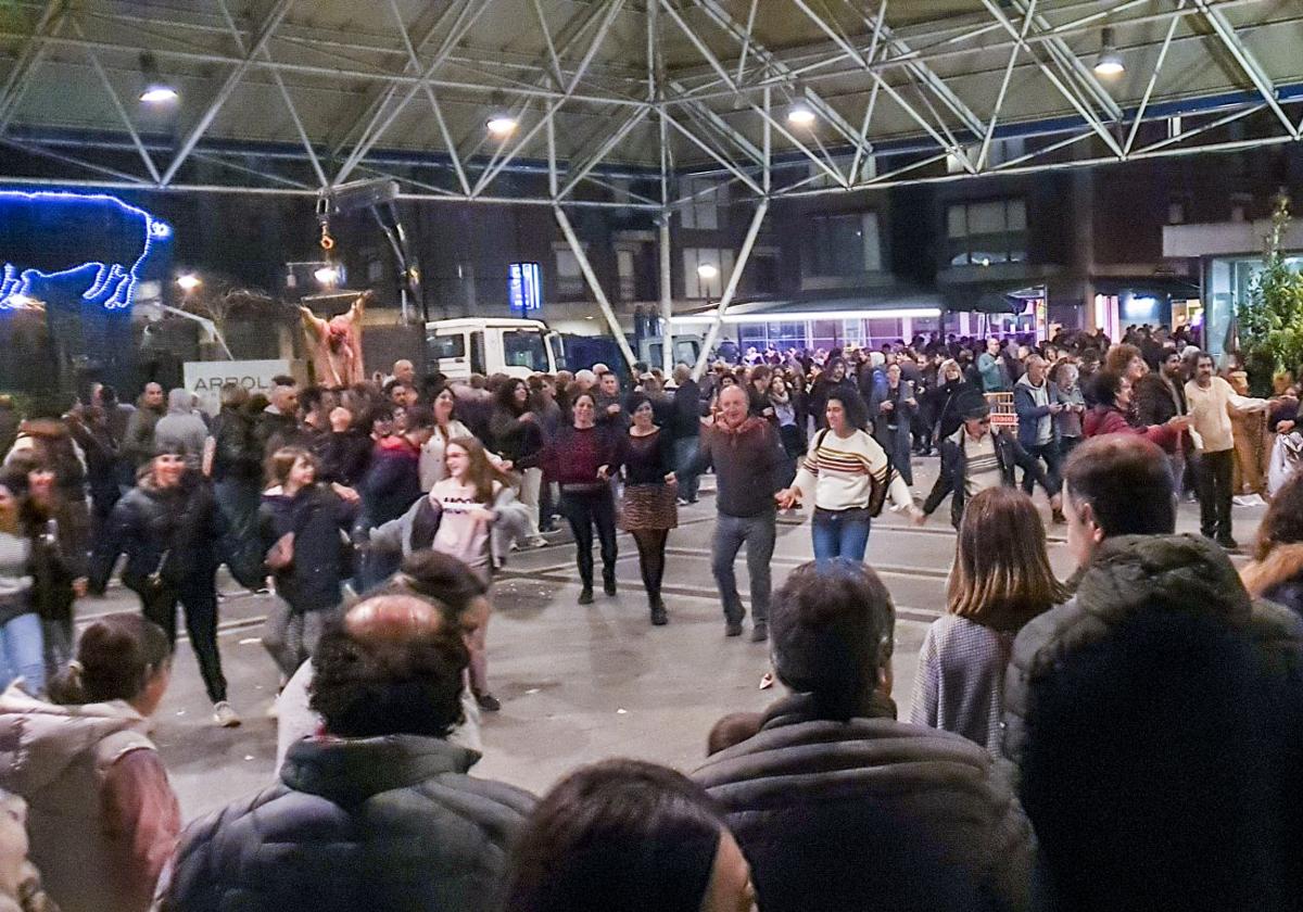 La plaza Aldai es escenario de fiestas durante la noche.