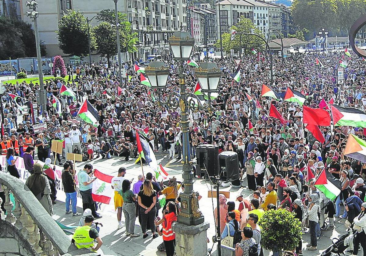 Los miles de participantes en la manifestación concluyeron la protesta frente al Ayuntamiento bilbaíno.