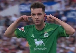 Iñigo Vicente celebra el gol antes de ser amonestado.