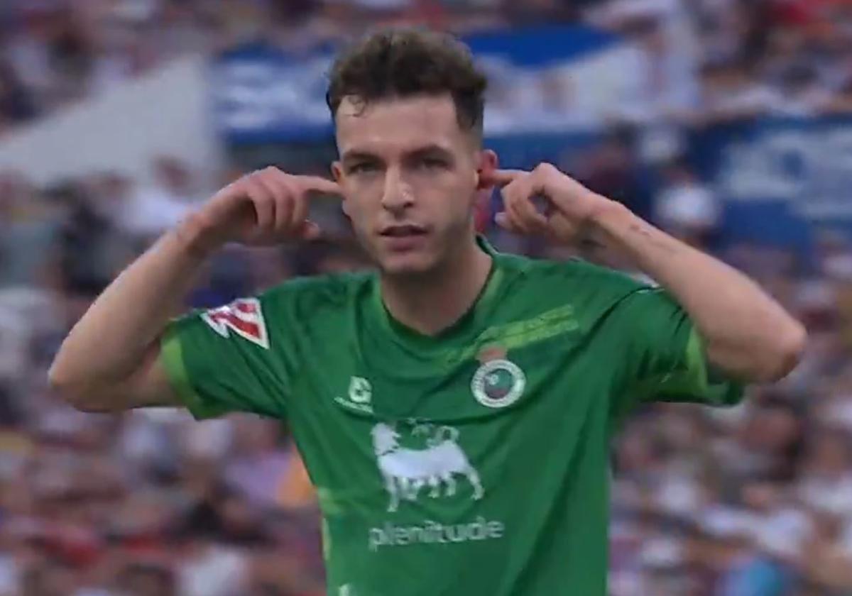 Iñigo Vicente celebra el gol antes de ser amonestado.