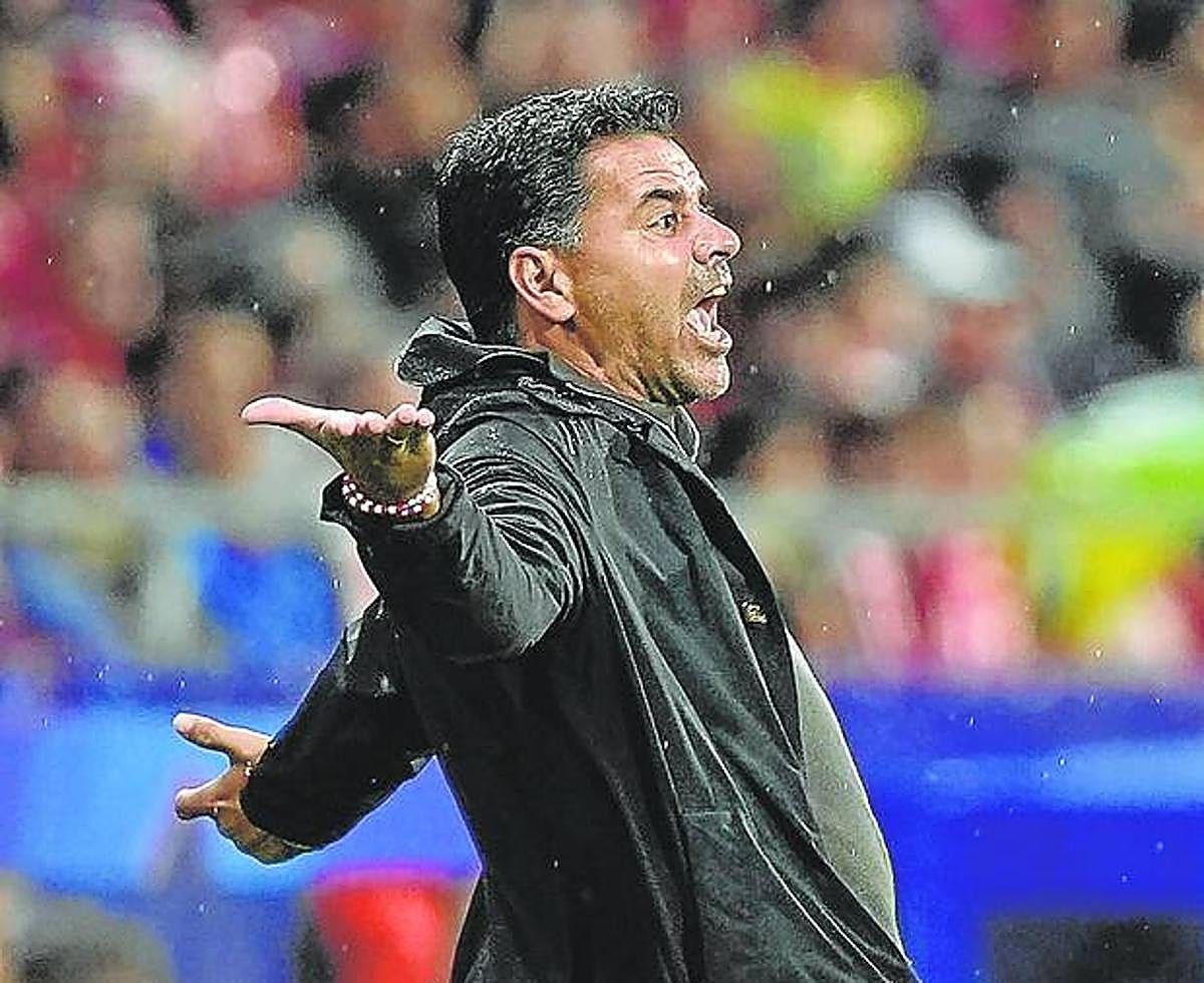 Míchel gesticula en el partido de Champions ante el Feyenoord.