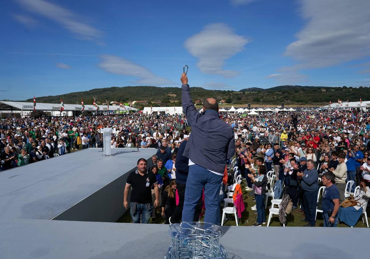 El presidente del PNV, Andoni Ortuzar asiste al Alderdi Eguna, el Día del Partido PNV, en el que cada año reúne en las campas de Foronda de Vitoria a miles de afiliados y simpatizantes.