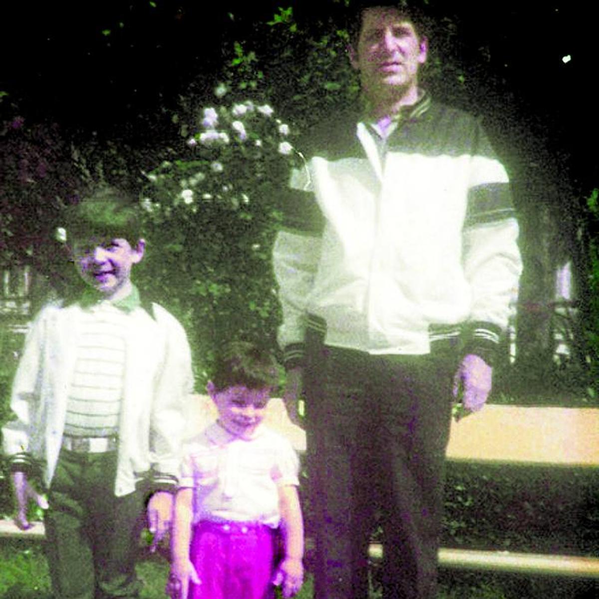 José Luis Veiga, junto a sus dos hijos.