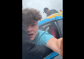 Un youtuber estadounidense estrella su coche mientras transmite en directo