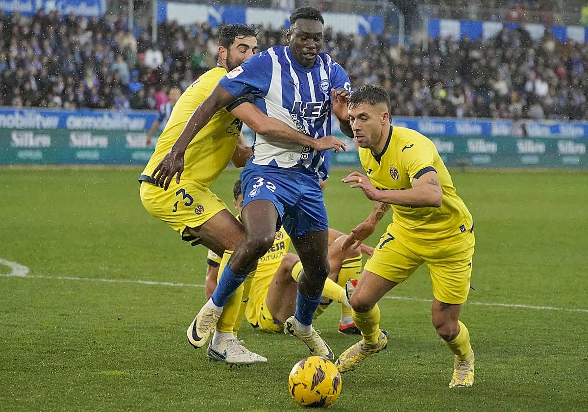 Samu pugna por el balón con los defensas del Villarreal durante uno de los duelos de la pasada temporada.