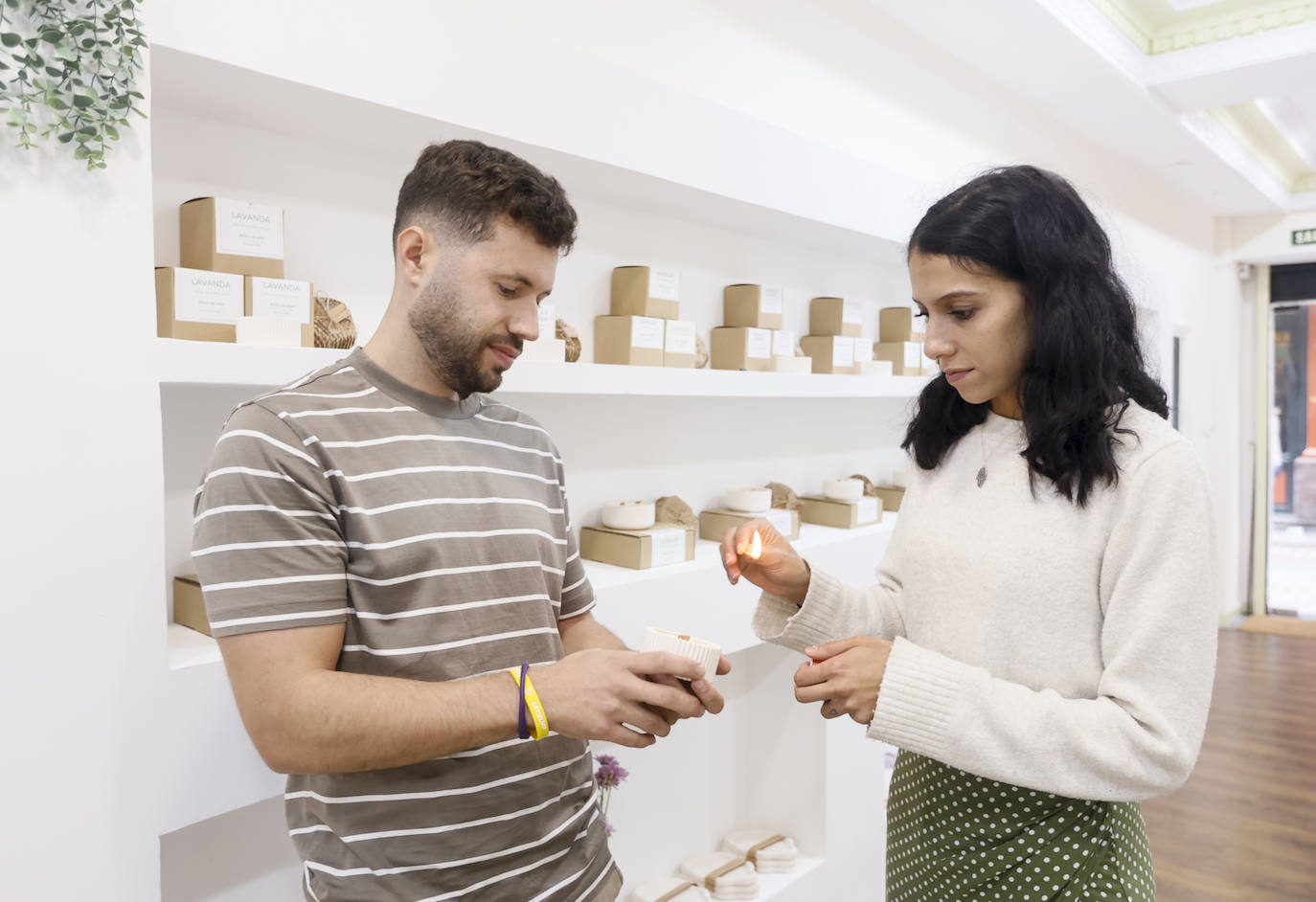 Dos amigos abren una tienda de velas en Bilbao... y además enseñan a hacerlas